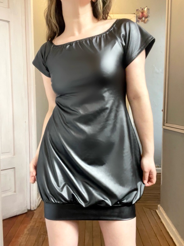 Vestido Ecocuero Negro Englobado Allegra