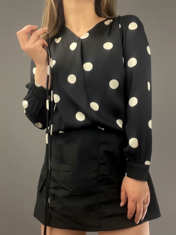 Blusa Negra Satín De Lunares Élise - Imagen 2