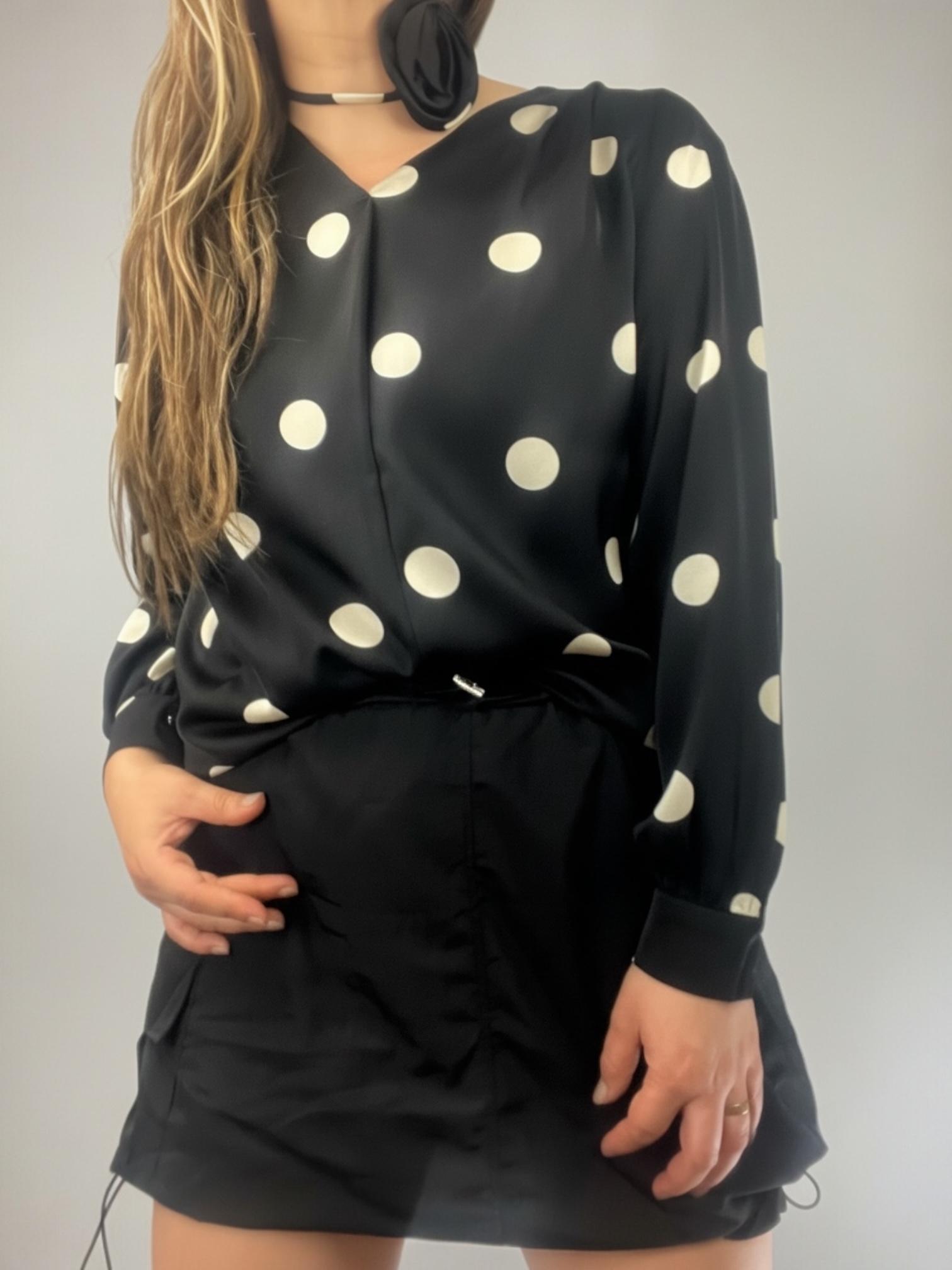 Blusa Negra Satín De Lunares Élise - Imagen 3